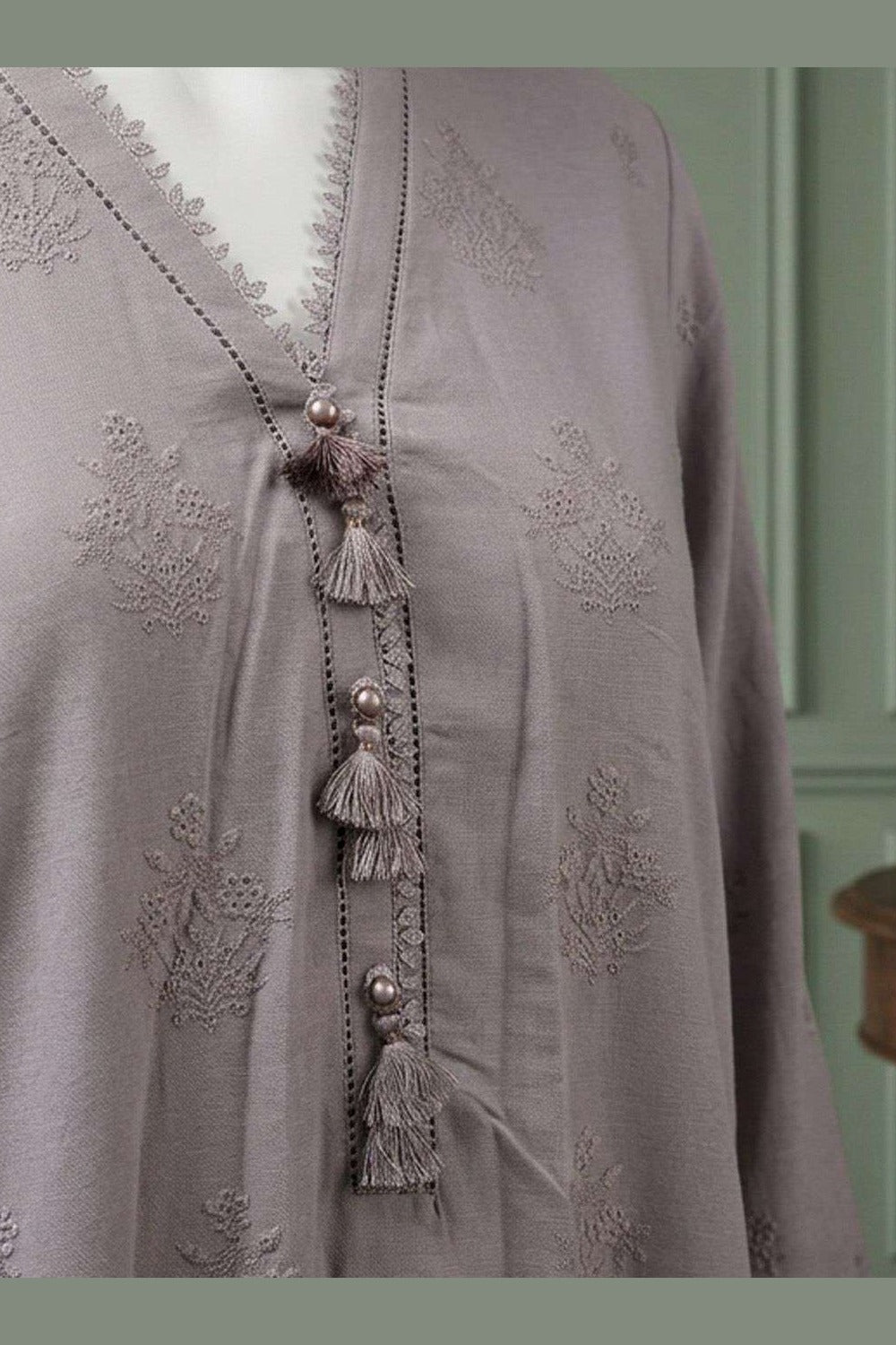 Mauve Karandi Shawl Set - placket and tassel detail